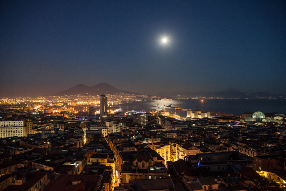 napoli-di-notte-vesuvio.jpg