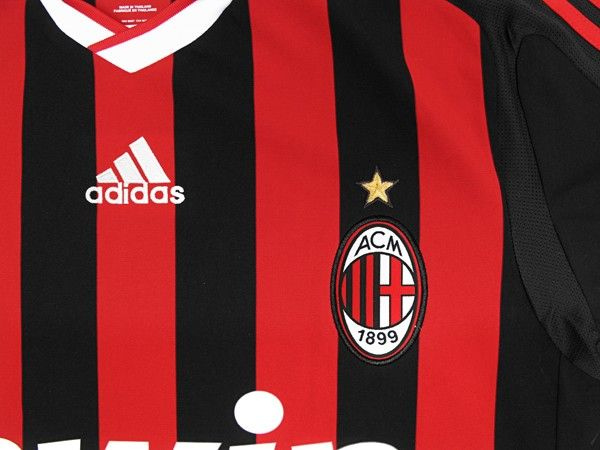 prima-maglia-milan-2009-2010-stemma.jpg