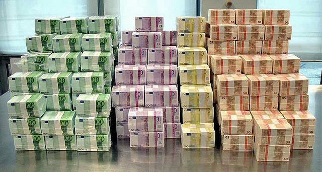 soldi-euro-banconote-mazzette.jpg
