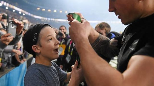 sonny-bill-williams-explained-why-he-gifted-his-world-cup-medal-to-a-young-supporter.jpg