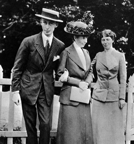 Edoardo Agnelli con la madre Clara Boselli e la sorella Aniceta detta Tina dopo la Prima Guerra Mondiale (Archivio Farabola)