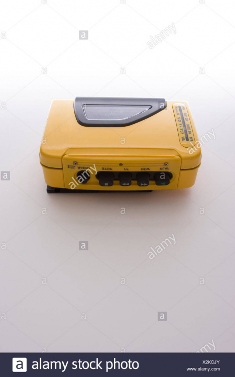 Risultati immagini per walkman sony giallo