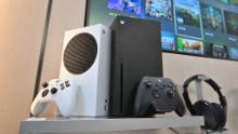 Le console di gioco Xbox Series X (nera) e serie S (bianca) di Microsoft sono esposte in un flagship store di SK Telecom a Seoul il 10 novembre 2020.