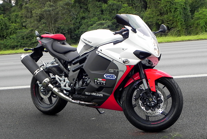 suzane_teste_kasinski_comet_gt650r_14.jpg