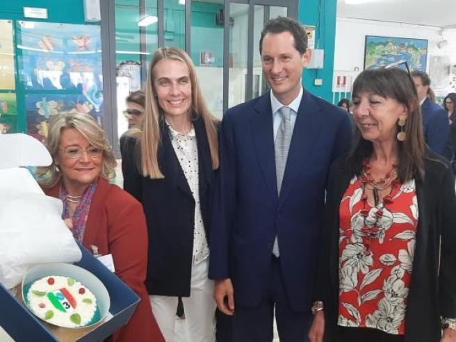 A John Elkann la torta-scudetto del Napoli: «Un successo che fa bene al  calcio italiano» | Corriere.it