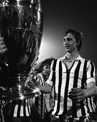Oud Amsterdam - Cruijff neemt de Europacup I beker in ontvangst na de  overwinning op Juventus (1-0), 1973. #ajax #juventus | Facebook