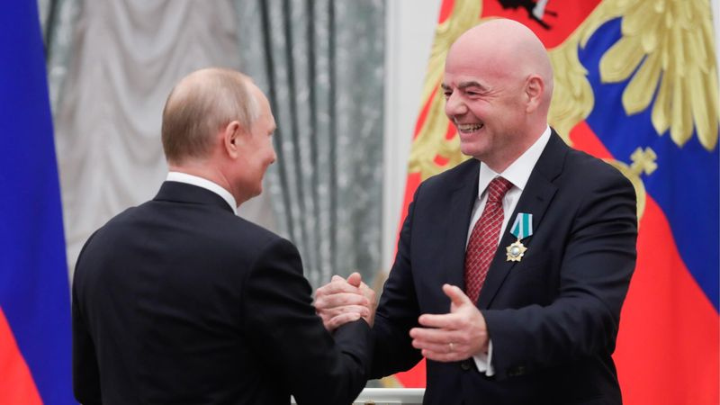 Il presidente della Russia Vladimir Putin (s) e il presidente della FIFA Gianni Infantino