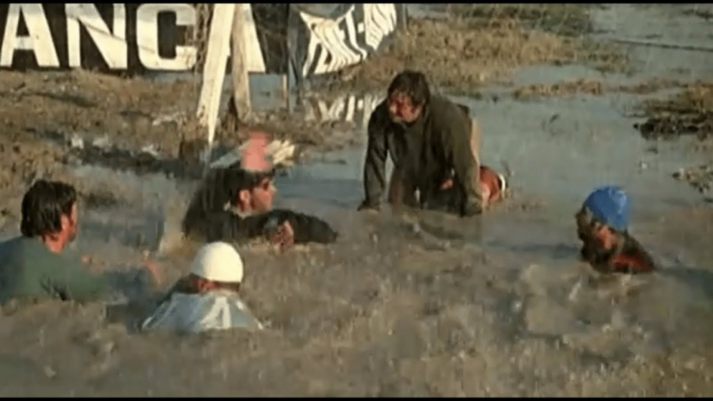 Fantozzi e la Partita di Calcio Sospesa per Pioggia dall' Arbitro ...