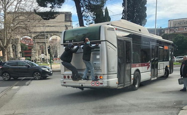 Viaggiano aggrappati all'autobus, scene da favela in centro a Roma – Il  Tempo