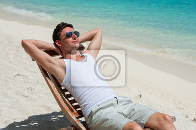 uomo-in-sedia-a-prendere-il-sole-sulla-s