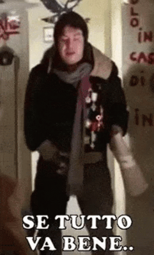 a man standing in a hallway with the words se tutto va bene written on the bottom