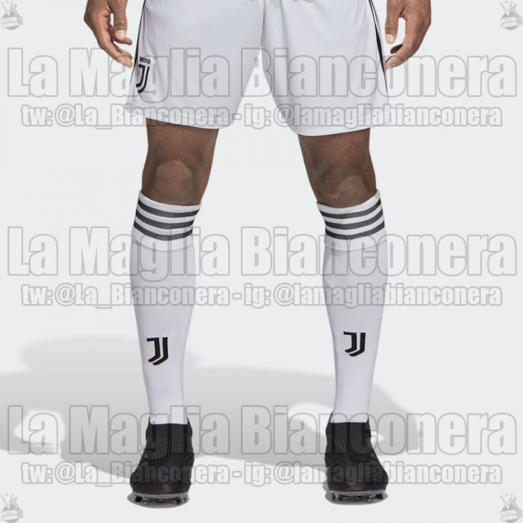 Pantaloncini_e_calzettoni_Home_Juve_Adid