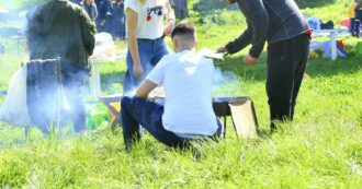 Organizzano grigliata in giardino disabitato nel Milanese: traditi dal profumo della carne e dall’alcol, multati dai carabinieri