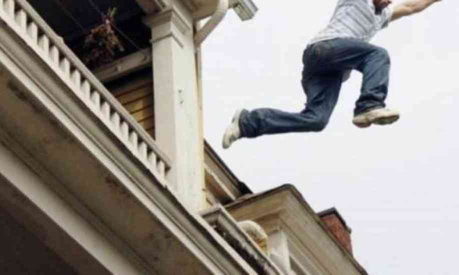 Il marito rincasa prima, l'amante si lancia dal balcone e finisce in  ospedale: "Hanno sempre negato"