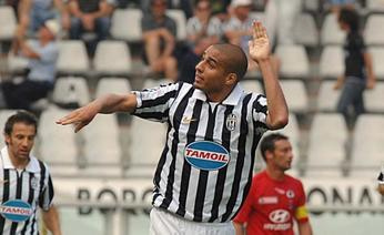 Un momento della polemica esultanza di David Trezeguet: 'mi state dando il benservito' mima rivolto alla dirigenza. Omega