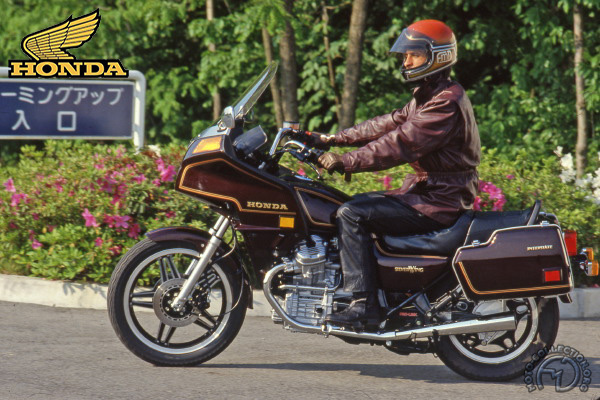 Honda GL 650 Silver Wing 1982 - Moto Passion - Moto Collection ...