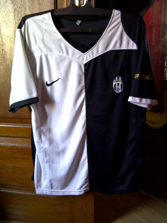 Risultati immagini per Juventus 2005 no raciscm kit