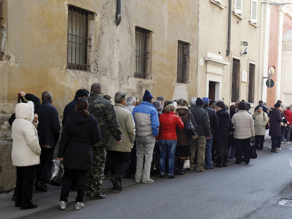 poverta_fila_al_centro_della_caritas