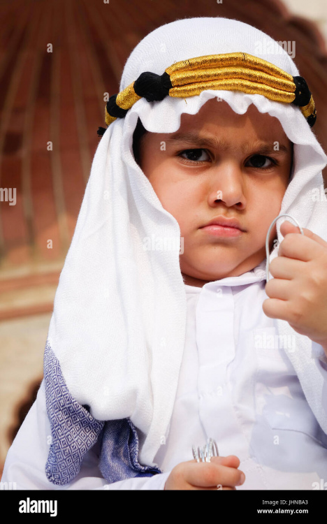 Un musulmano adorabile bambino vestito bene in arabo sheik costume o vestito  e godendo in occasione di Eid Al Fitr Foto stock - Alamy