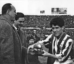 File:Juventus, Umberto Agnelli e Omar Sívori, Pallone d'oro 1961 ...