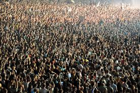 Folla Della Gente in Uno Stadio Ad Un Concerto Fotografia Editoriale -  Immagine di elettrico, apparecchiatura: 57614777