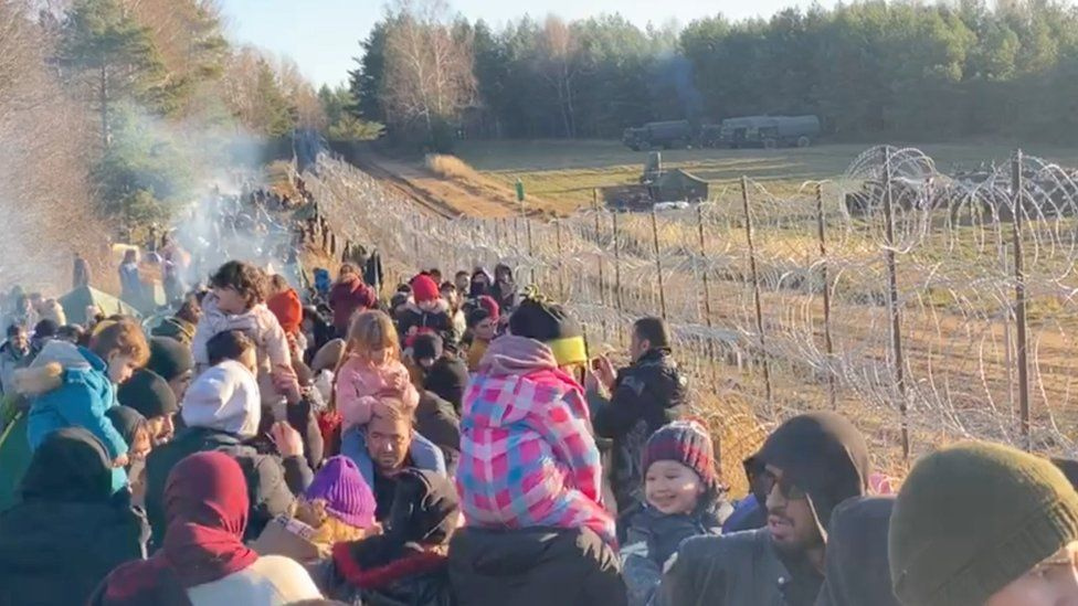 Belarus migrants: Poland faces fresh border breaches - BBC News