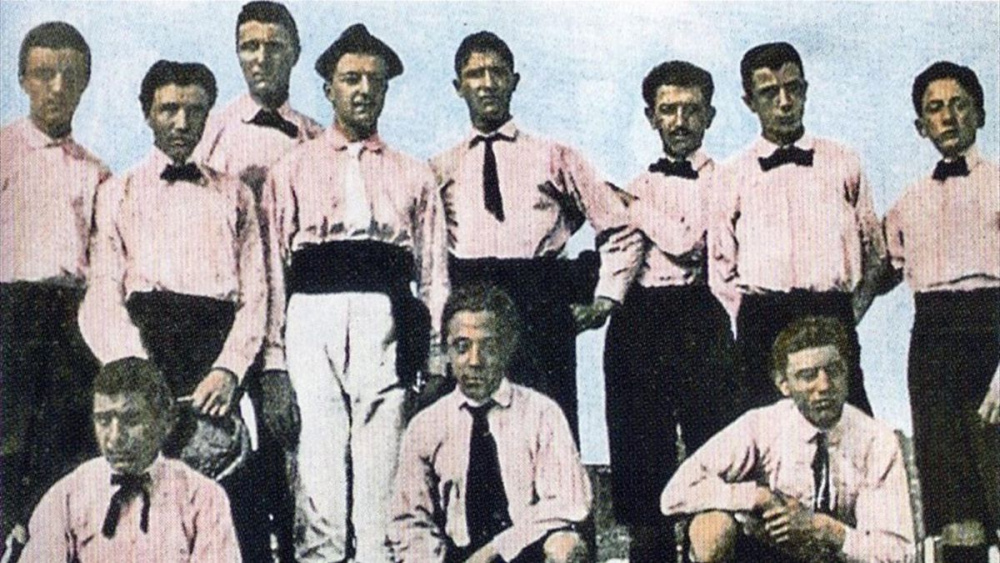 I soci fondatori della Juventus, ritratti nella divisa rosanero del 1898