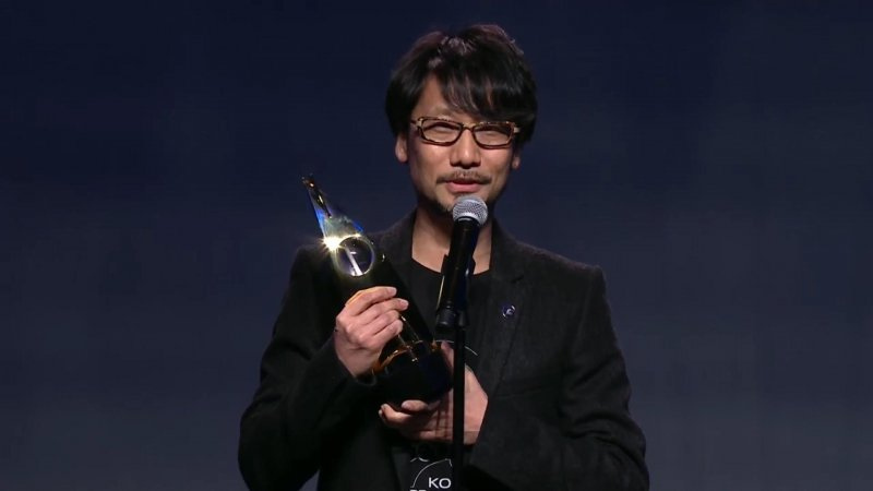 Hideo Kojima che viene premiato