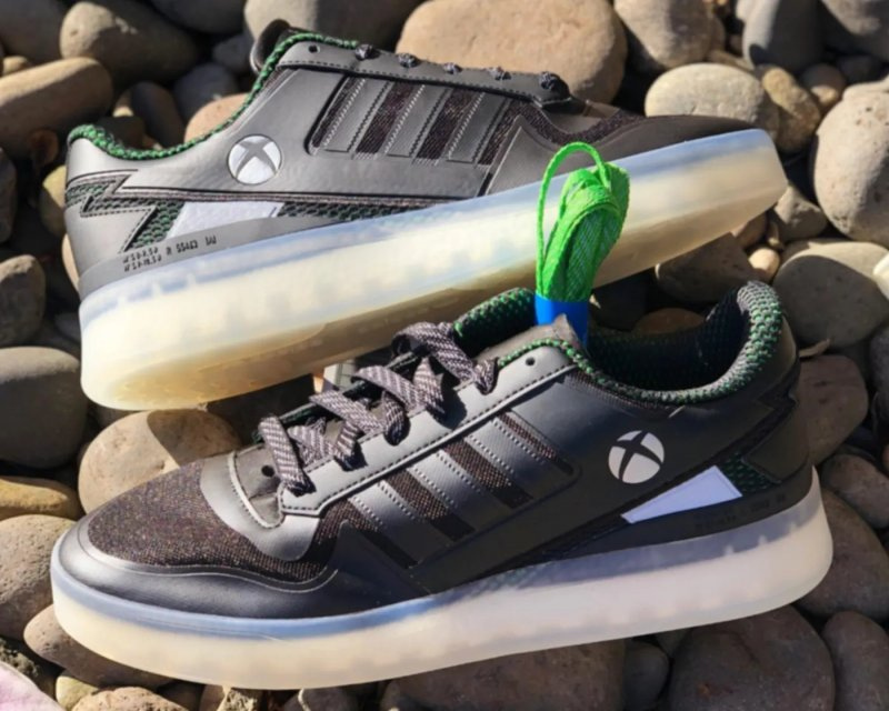 Xbox e Adidas, una foto del prototipo delle nuove scarpe a tema