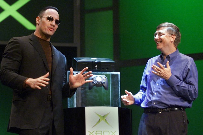 Xbox: The Rock e Bill Gates durante la presentazione al CES 2001