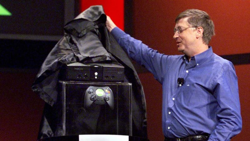 Xbox: Bill Gates mentre svela il design finale