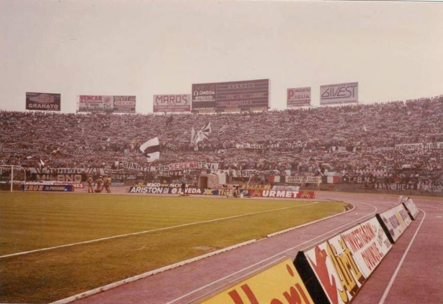 OldFootballPhotos a Twitter: "#TurinDerby 1985/86 #DerbydellaMole #TorinoFC  1-2 #Juventus “Curva Filadelfia” https://t.co/3XlbDP15Hc" / Twitter