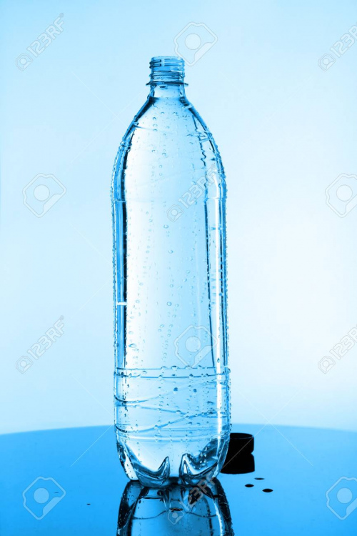 604247-bottiglia-piena-di-acqua-su-vetro-.jpg