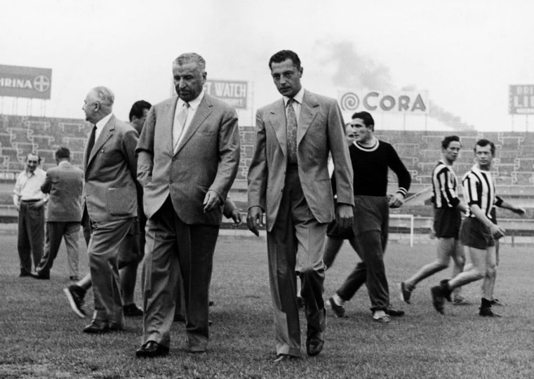 1951. Primi allenamenti della Juve al Comunale di Torino: Gianni Agnelli e il geom. Monateri