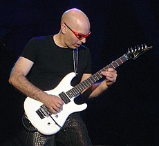 Joe Satriani 2005.jpg