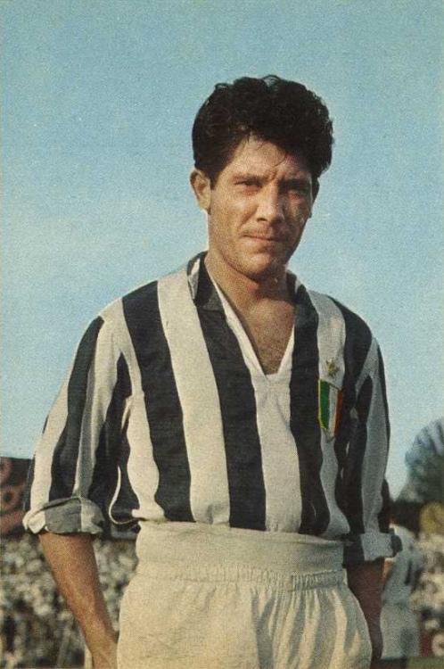 Omar_Sivori%2C_Juventus_1961-62.jpg