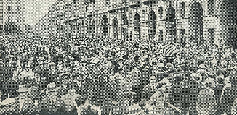 File:FBC Juventus - 1935 - Tifosi (Torino Porta Nuova).jpg