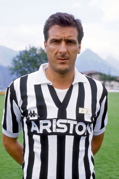 1200px-Gaetano_Scirea_-_Juventus_FC_1987-88.jpg