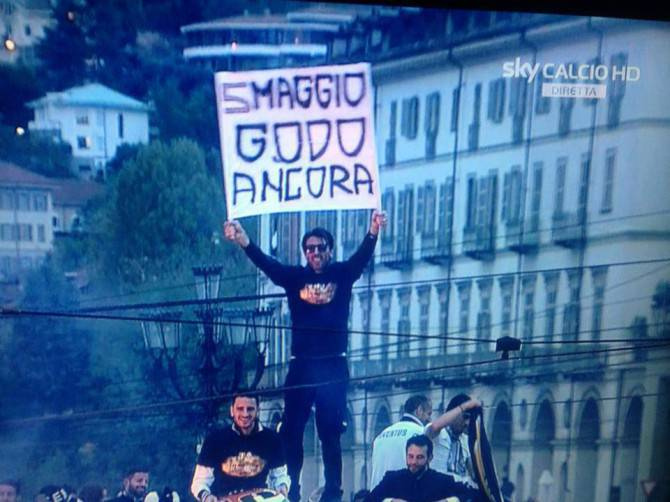 Foto - Juventus, Buffon espone uno striscione-sfottò durante i ...