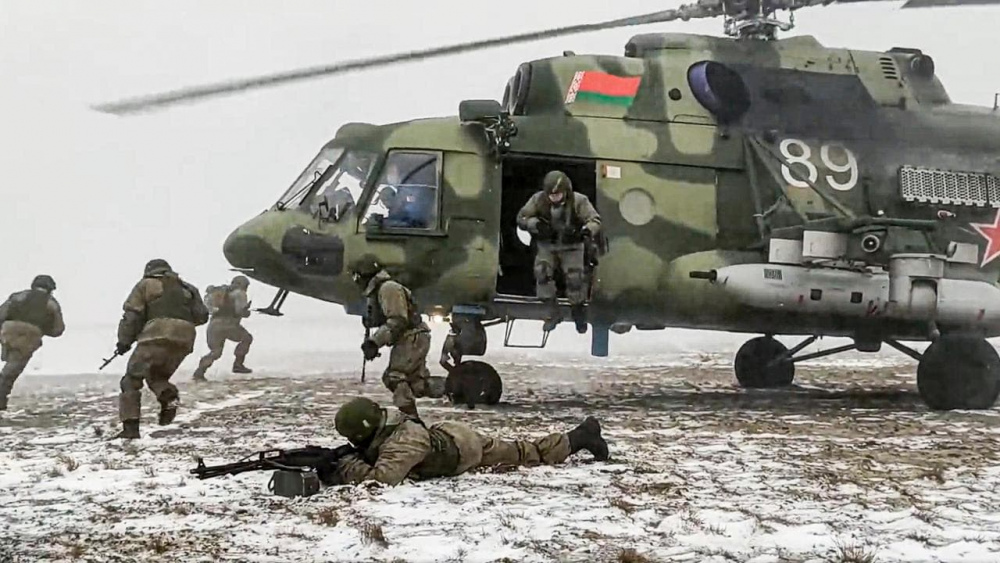 La Bielorussia inizia esercitazioni militari-lampo. Kiev: “Non è escluso  che possa entrare in guerra” - La Stampa