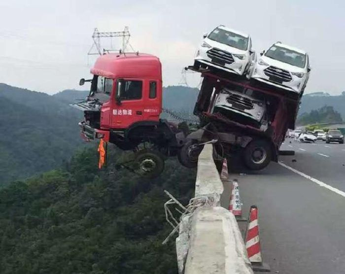 car-carrier-almost-falls-off-bridge-in-china-drive-saved-by-trailer-111036_1.jpg