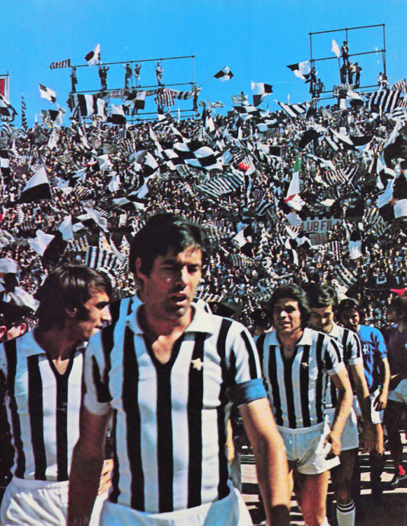 Serie_A_1971-72_-_Juventus_vs_L.R._Vicenza_-_Tifosi.thumb.jpg.6c12f3a1a7b143dec85ca34eb292111d.jpg