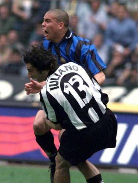 1998-il-fallo-di-iuliano-su-ronaldo-761709.jpg