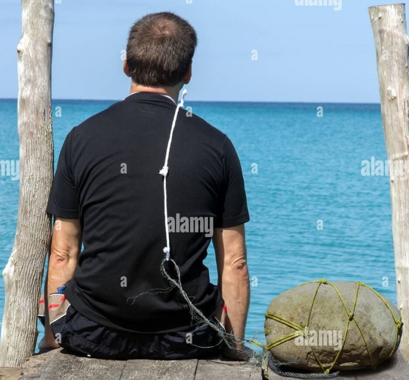un-uomo-si-siede-su-un-molo-con-un-cappio-intorno-al-suo-collo-fx1j45(2).jpg