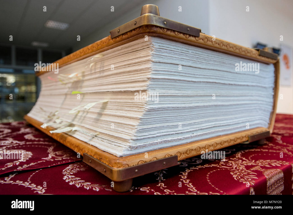 una-copia-nel-mondo-del-codex-gigas-gigante-libro-in-inglese-noto-anche-come-il-diavolo-della-bibbia-e-esp...x-gigas-e-il-piu-grande-extant-medievale-manoscritto-illuminato-nel-mondo-a-92-cm-di-altezza-ctk-foto-david-tanecek-m7ny20.jpg