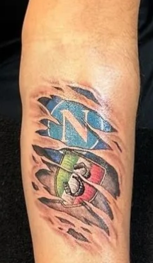 luciano-spalletti-tattoed-napoli-third-scudetto-on-his-arm-v0-vb7b911ez52b1.PNG.a4e68d113f268f842fe79426d3cf8eb2.PNG