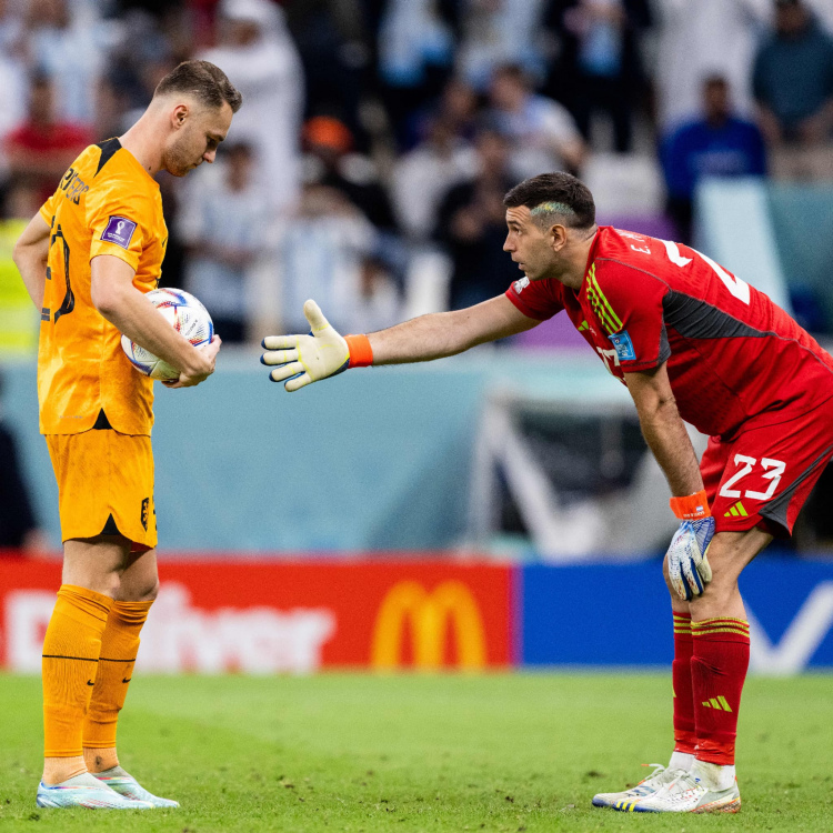 Emiliano-Martinez-tente-de-destabiliser-le-Neerlandais-Teun-Koopmeiners-en-quarts-de-finale-de-la-Coupe-du-monde-1604030.thumb.jpg.4e78377b7691197e2562d97e464fa978.jpg
